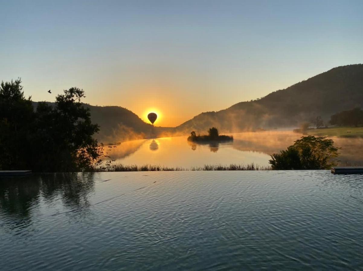 Kloofzicht Lodge & Spa Krugersdorp Exterior photo Sunrise over the lake
