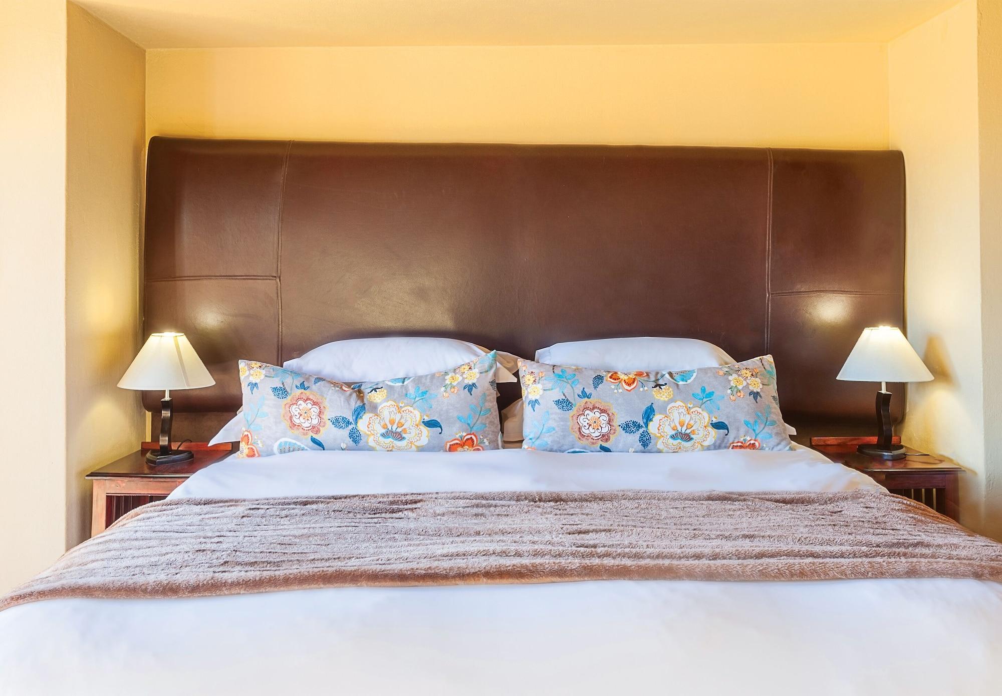 Kloofzicht Lodge & Spa Krugersdorp Exterior photo A bed with a headboard