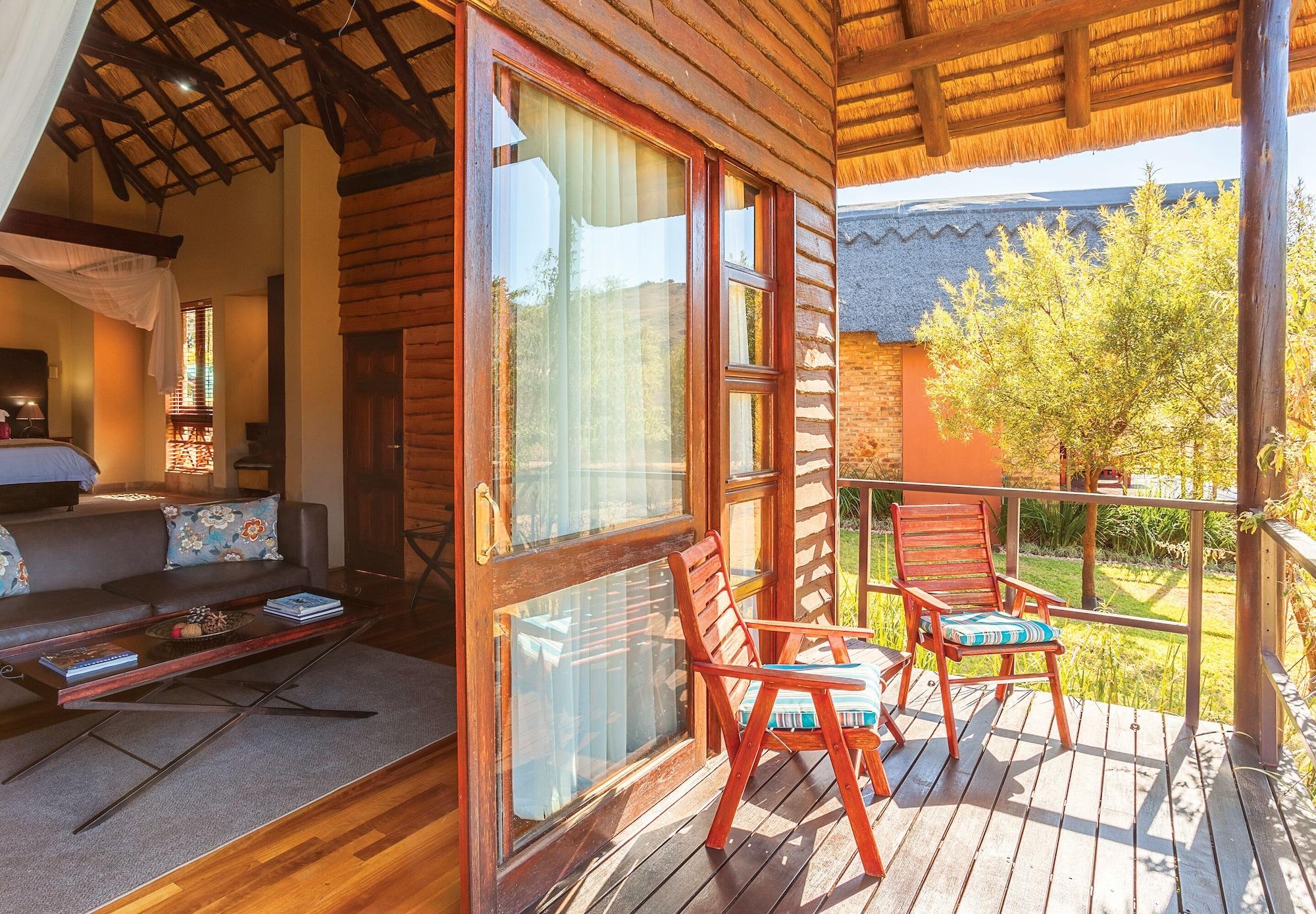Kloofzicht Lodge & Spa Krugersdorp Exterior photo A view of the balcony of a suite at the resort