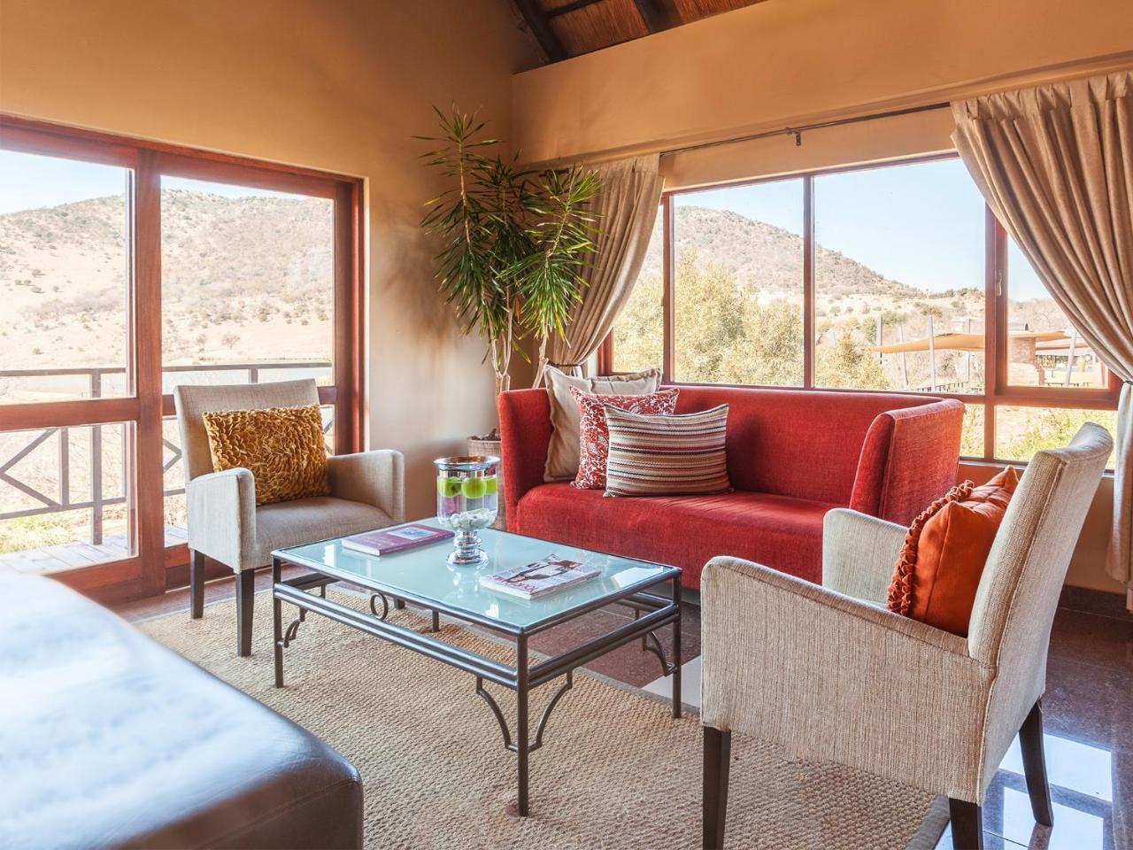Kloofzicht Lodge & Spa Krugersdorp Exterior photo A living room at the Inn at Eagle Mountain